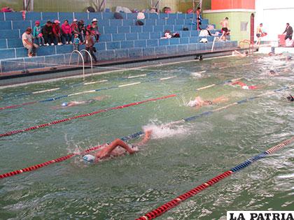 Varios nadadores se prepararon convenientemente para la competencia 