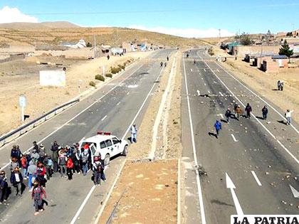 La carretera bloqueada de un lado y del otro, la movilización de los mineros cooperativistas para rescatar a sus heridos 
