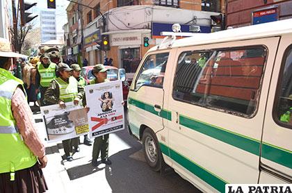 Personal de Tránsito salió a las calles a concienciar a los choferes sobre el buen uso del cinturón de seguridad 