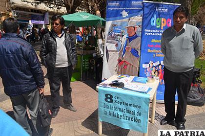 En la plaza se socializó el alcance de la alfabetización en Bolivia