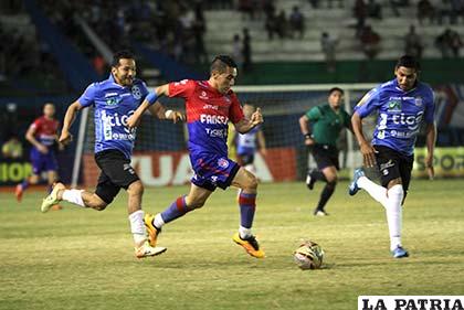 La última vez que jugaron en Santa Cruz empataron 1-1 el 04/05/2016 /APG