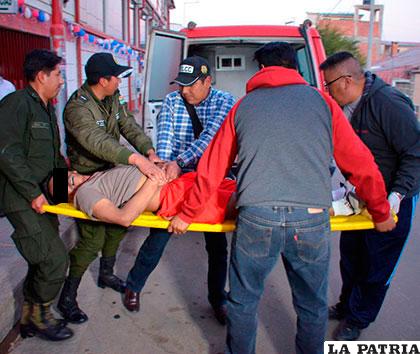 El cuerpo de la víctima es sacado del Hospital Barrios Mineros y colocado en el vehículo de la División Homicidios