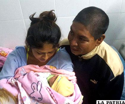 Los padres junto a su bebita, tras la recuperación del secuestro