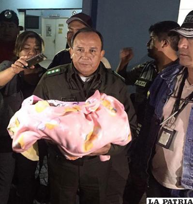 El comandante de Santa Cruz, coronel Sabino Guzmán presenta a la bebita que estuvo secuestrada casi una semana