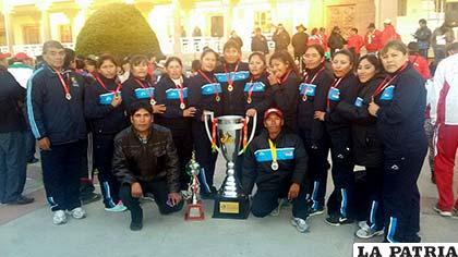 La selección de baloncesto del magisterio rural de Oruro con el trofeo obtenido en la justa nacional