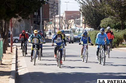 Ciclistas que participan en la prueba de ascenso