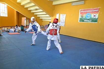 Taekwondistas que realizan su trabajo de preparación