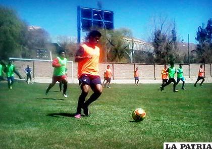 Durante el entrenamiento de ayer en la cancha Jesber NÂº 3