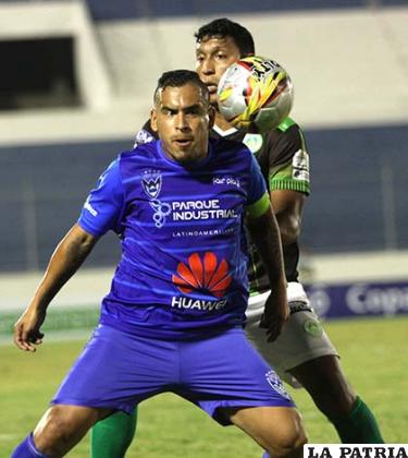 Ovejero intenta dominar el balón /APG