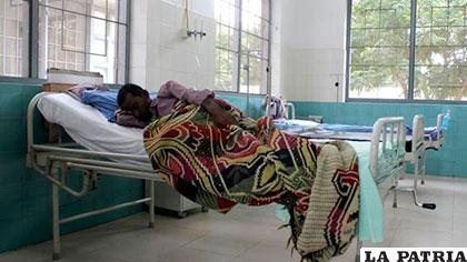 Un paciente postrado en cama por la tuberculosis en un hospital de Nueva Delhi /eldiario.es