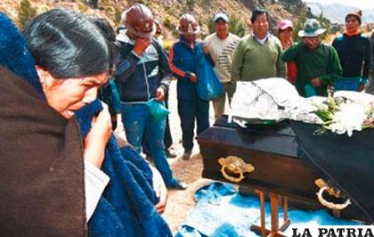 Familiares velan a uno de los mineros muerto en el conflicto de cooperativistas y Gobierno /ANF