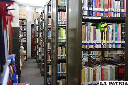 Los estantes con los libros en cuyo interior están encerradas miles de historias