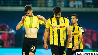 Molestos los jugadores del Dortmund abandonan el campo de juego