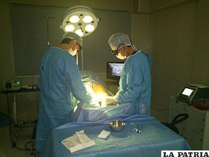 Médicos especialistas de Endoven realizando el tratamiento de varices /ENDOVEN