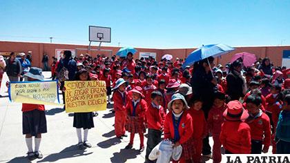 Inauguración de obras de construcción de muro en la unidad educativa Avelino Siñani