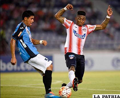 Mario Cuéllar disputa el balón con Yony González /conmebol.com