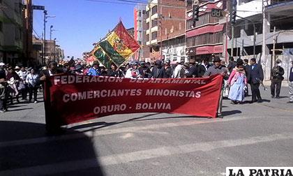 Comerciantes minoristas celebran su aniversario con marcha