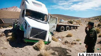 A un lado del camino terminó el camión que llevaba alquitrán