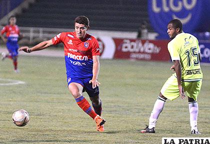 Hoyos intenta dominar la pelota ante la mirada de Córdoba /APG