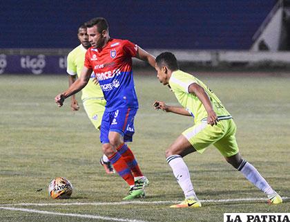 Aldo Velasco avanza con balón dominado /APG