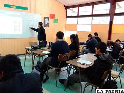 Profesores chilenos trabajan 2.006 horas anuales /radio.uchile.cl