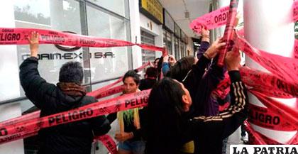 Mujeres Creando sancionó simbólicamente a la tienda comercial de muebles /El Deber