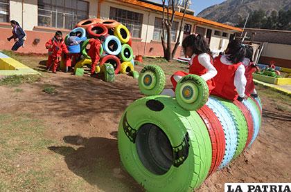 Niñas divirtiéndose en el parque infantil