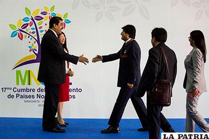 Presidente Morales es recibido por su par venezolano, Nicolás Maduro, en el Mnoal /elpolitico.com