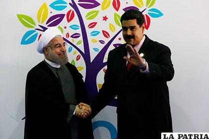 Nicolás Maduro (der.) junto al presidente iraní Hassan Rohani (izq.)