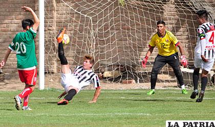 La acción del cotejo entre Oruro Royal y Litoral, terminó 0-0