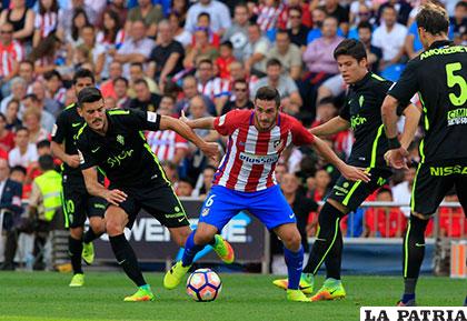 Koke con el balón, el Atlético venció  5 a 0 de local al Sporting de Gijón