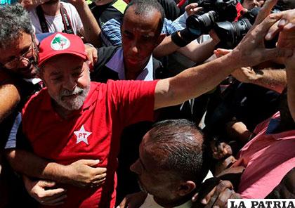 Ex presidente Lula da Silva acusado de desvío de dinero y corrupción