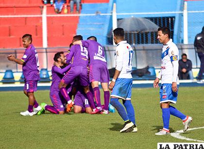 Salazar junto a sus compañeros celebran el gol de triunfo de los locales /APG