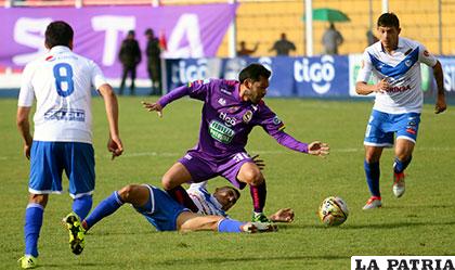 Bejarano intenta dominar la pelota ante la marca de Miranda /APG