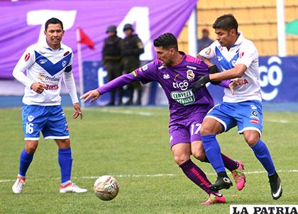 Rubén de la Cuesta y Gabriel Ríos disputan el balón /APG