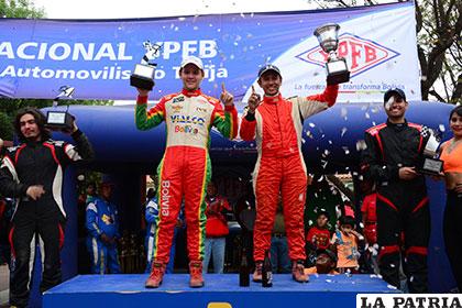 Bulacia (izquierda) en el podio con el trofeo de campeón /APG