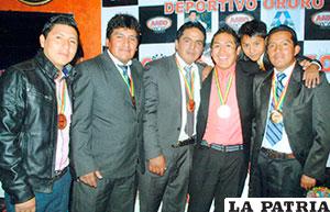 Miguel Flores (centro) en la premiación de la AADO, fue campeón el 2015
