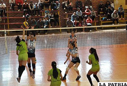 Valquiria Muriel saca un golpe fuerte a campo contrario