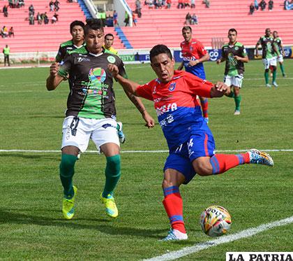 Gerson García remata ante la salida del portero Iván Brun /APG