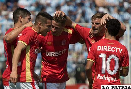 Los jugadores de Estudiantes celebran el triunfo ante Atlético Tucumán