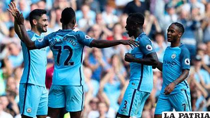 Manchester City dirigido por Pep Guardiola marcha a paso firme