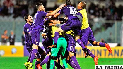 El festejo de los jugadores de la Fiorentina que vencieron contra todo pronóstico al Roma (1-0)