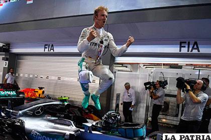 El alemán Nico Rosberg celebra el triunfo en Singapur /AS.COM