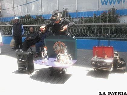 José Luis Lora Rocha, artista callejero con sus peculiares marionetas