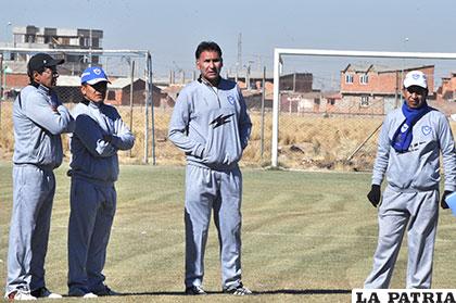 Marcos Ferrufino y su cuerpo técnico
