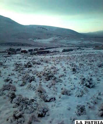 Intensa nevada cayó en la carretera entre Potosí-Oruro /Nelson T