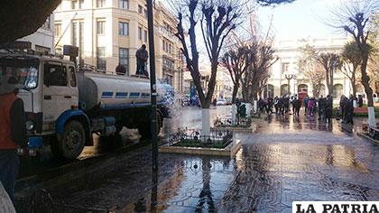 Gendarmes en labor intensa para dejar limpia la plaza 10 de Febrero