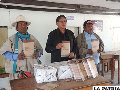 Vocal del TEDO, Carlos Morales, en la entrega de los ejemplares del estatuto autonómico a autoridades de Uru Chipaya
