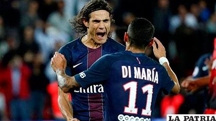 Cavani que anotó el segundo del PSG, festeja con Di María