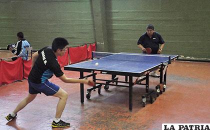 Los tenismesistas Miguel Vargas y David Cortez, en plena competencia
